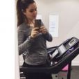 Marine Lloris arbore un joli petit ventre rond lors d'une séance de gym. Instagram, le 8 avril 2019.