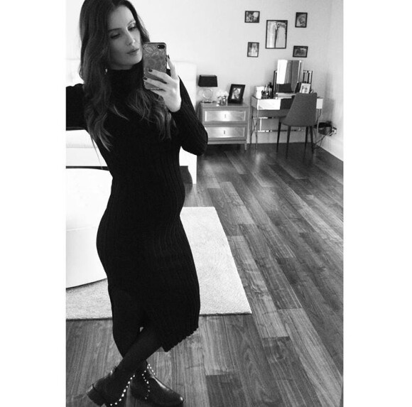 Marine Lloris arbore un joli petit ventre rond dans une robe noire. Instagram, le 21 mars 2019.