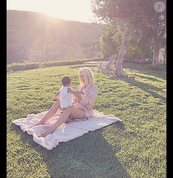 Khloé Kardashian et sa fille True. Mars 2019.