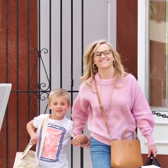 Exclusif - Reese Witherspoon fait du shopping avec son fils James Toth à Brentwood le 11 avril 2019.