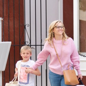 Exclusif - Reese Witherspoon fait du shopping avec son fils James Toth à Brentwood le 11 avril 2019.