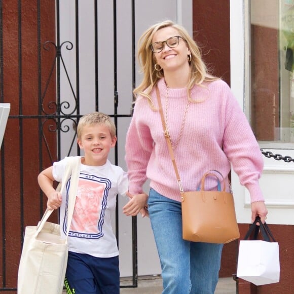 Exclusif - Reese Witherspoon fait du shopping avec son fils James Toth à Brentwood le 11 avril 2019.