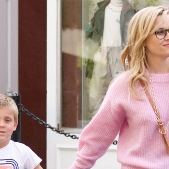Exclusif - Reese Witherspoon fait du shopping avec son fils James Toth à Brentwood le 11 avril 2019.