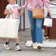 Exclusif - Reese Witherspoon fait du shopping avec son fils James Toth à Brentwood le 11 avril 2019.