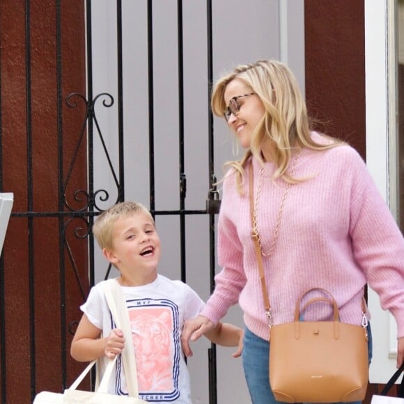 Exclusif - Reese Witherspoon fait du shopping avec son fils James Toth à Brentwood le 11 avril 2019.