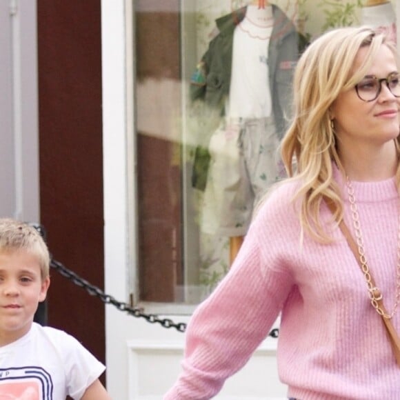 Exclusif - Reese Witherspoon fait du shopping avec son fils James Toth à Brentwood le 11 avril 2019.