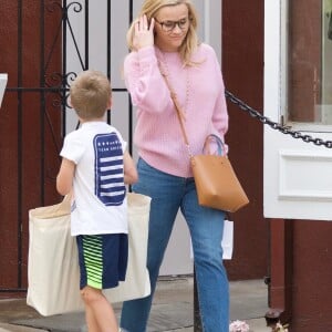 Exclusif - Reese Witherspoon fait du shopping avec son fils James Toth à Brentwood le 11 avril 2019.