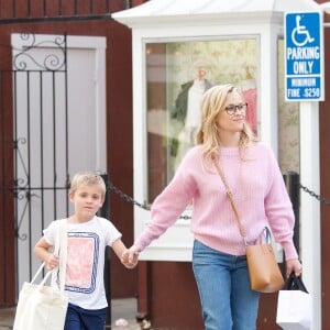 Exclusif - Reese Witherspoon fait du shopping avec son fils James Toth à Brentwood le 11 avril 2019.