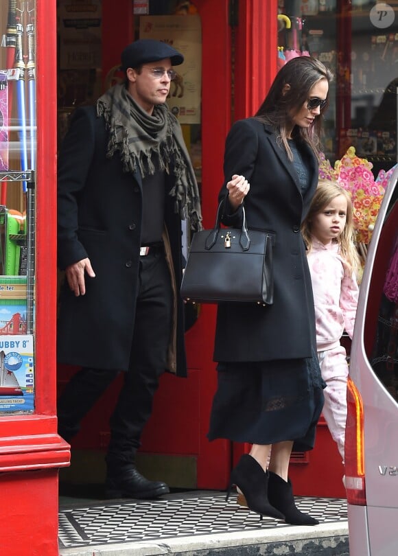 Brad Pitt, Angelina Jolie et leurs filles Vivienne et Zahara quittent un magasin de jouets à Londres le 12 mars 2016.