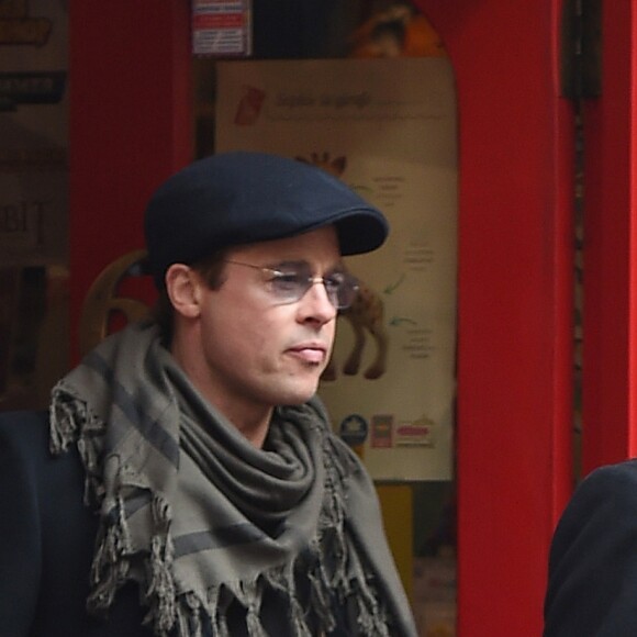 Brad Pitt, Angelina Jolie et leurs filles Vivienne et Zahara quittent un magasin de jouets à Londres le 12 mars 2016.