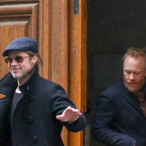 Brad Pitt et l'artiste contemporain britannique Thomas Houseago à la sortie du site historique de la Maison de verre de l'architecte Pierre Chareau à Paris, France, le 13 mars 2019.