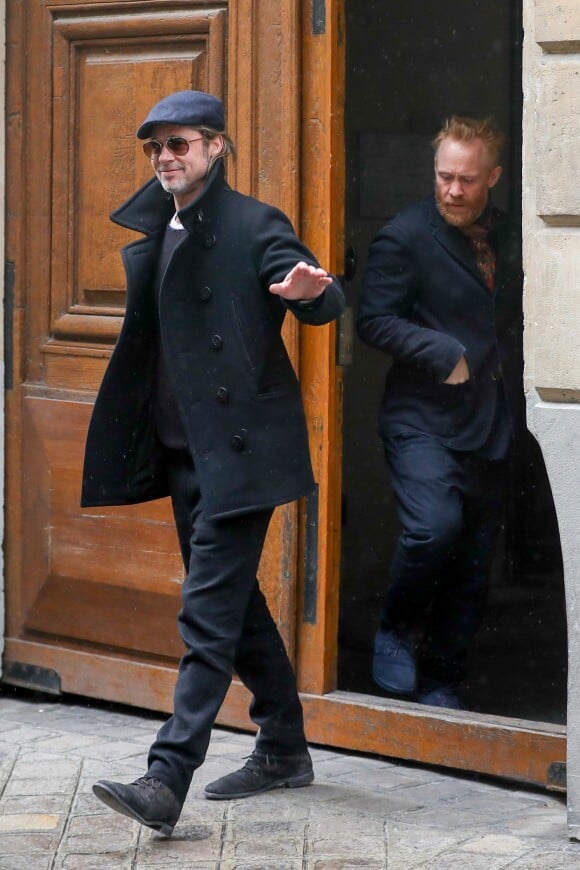 Brad Pitt et l'artiste contemporain britannique Thomas Houseago à la sortie du site historique de la Maison de verre de l'architecte Pierre Chareau à Paris, France, le 13 mars 2019.
