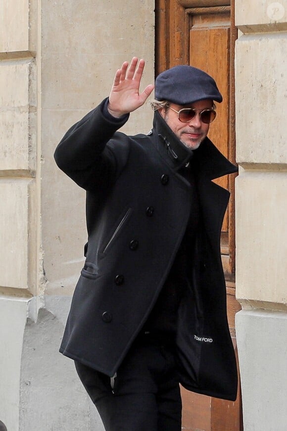 Brad Pitt arrive sur le site historique de la Maison de verre de l'architecte Pierre Chareau à Paris, France, le 13 mars 2019.