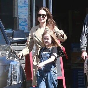 Exclusif - Angelina Jolie est allée acheter des fleurs avec sa fille Vivienne à Los Angeles, le 31 mars 2019.