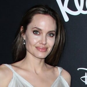 Angelina Jolie porte une robe Atelier Versace à l'avant première mondiale du film Dumbo au The Ray Dolby Ballroom and El Capitan Theatre, Hollywood le 11 mars 2019.