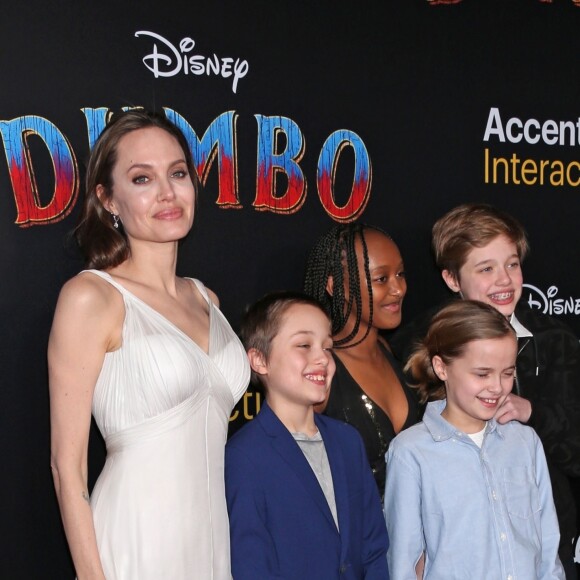 Angelina Jolie et ses enfants Zahara, Shiloh, Vivienne et Knox Jolie-Pitt à la première de Dumbo à Hollywood, Los Angeles, le 11 mars 2019.