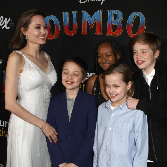 Angelina Jolie et ses enfants Zahara, Shiloh, Vivienne et Knox Jolie-Pitt à la première de Dumbo à Hollywood, Los Angeles, le 11 mars 2019.