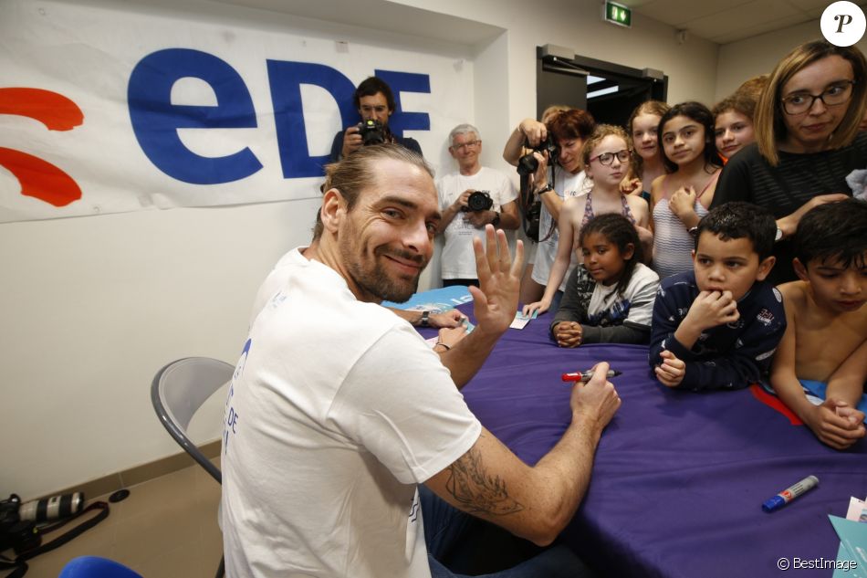 Exclusif Camille Lacourt Participe à Une Séance Dédicaces