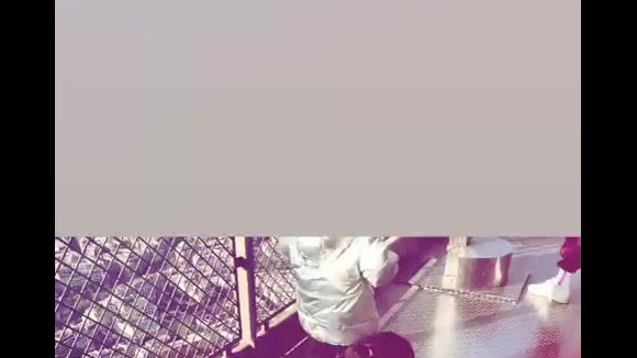 Amel Bent publie une vidéo de ses filles Sofia et Hana visitant la tour Eiffel sur Instagram le 13 avril 2019.