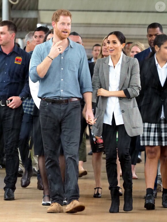 Le prince Harry, duc de Sussex et sa femme Meghan Markle, duchesse de Sussex (enceinte) visitent le campus de la "Dubbo Senior School" à Dubbo en Australie dans le cadre de leur première tournée officielle, le 17 octobre 2018.