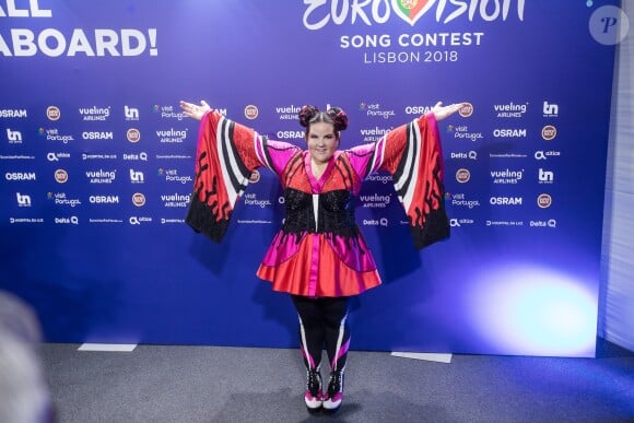 La candidate représentant Israël, Netta Barzilai, remporte l'Eurovision 2018 au Portugal