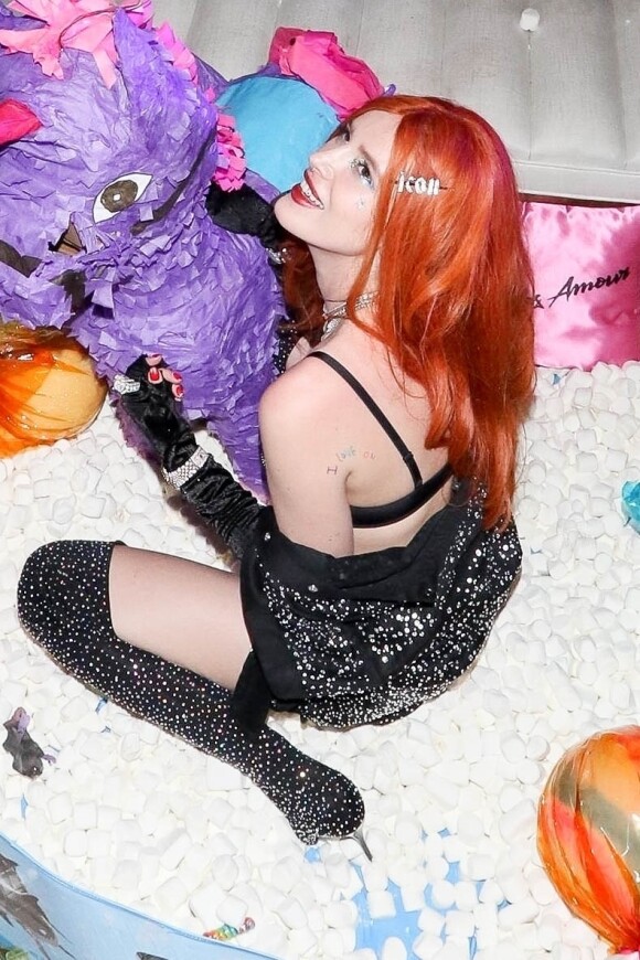 Bella Thorne prend des poses lascives pour les photographes, elle porte un ensemble sexy noir à strass et des cuissardes assorties au Coachella Valley Music and Arts Festival, Indio, le 13 avril 2019.