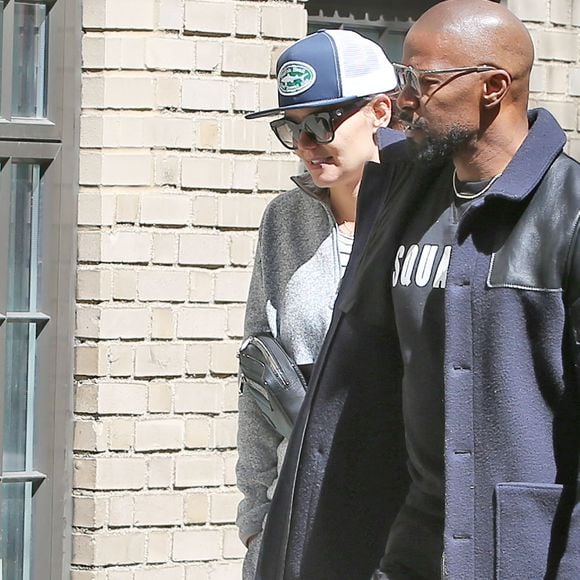 Faisant fi des nombreuses rumeurs concernant leur rupture, Katie Holmes et Jamie Foxx se promènent main dans la main et se sourient amoureusement dans les rues ensoleillées de New York. Katie porte une marinière blanche et bleue, un pantalon de jogging oversize gris, de larges lunettes de soleil, une casquette, un sac banane et une paire de baskets All Stars Adidas. Jamie porte un sweatshirt noir Dsquared2, un pantalon noir, une paire de baskets blanches, une longue veste bi-matière bleue marine et noire, une large montre dorée et une fine chaine en or ainsi que des lunettes de soleil. New York, le 16 avril 2019.