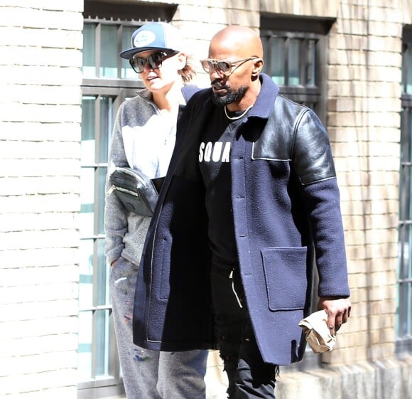 Faisant fi des nombreuses rumeurs concernant leur rupture, Katie Holmes et Jamie Foxx se promènent main dans la main et se sourient amoureusement dans les rues ensoleillées de New York. Katie porte une marinière blanche et bleue, un pantalon de jogging oversize gris, de larges lunettes de soleil, une casquette, un sac banane et une paire de baskets All Stars Adidas. Jamie porte un sweatshirt noir Dsquared2, un pantalon noir, une paire de baskets blanches, une longue veste bi-matière bleue marine et noire, une large montre dorée et une fine chaine en or ainsi que des lunettes de soleil. New York, le 16 avril 2019.