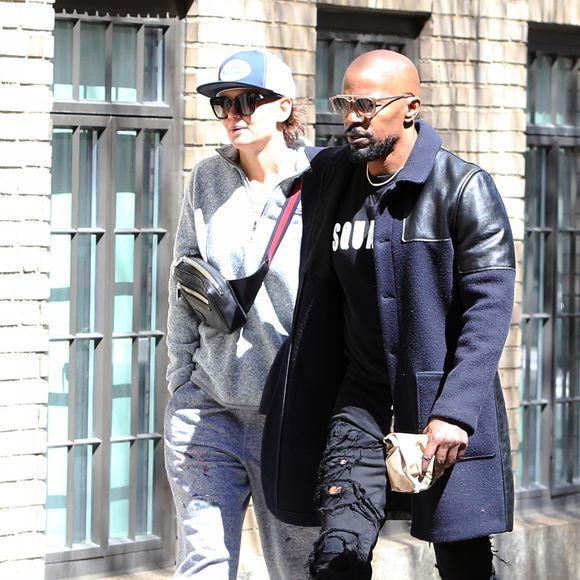 Faisant fi des nombreuses rumeurs concernant leur rupture, Katie Holmes et Jamie Foxx se promènent main dans la main et se sourient amoureusement dans les rues ensoleillées de New York. Katie porte une marinière blanche et bleue, un pantalon de jogging oversize gris, de larges lunettes de soleil, une casquette, un sac banane et une paire de baskets All Stars Adidas. Jamie porte un sweatshirt noir Dsquared2, un pantalon noir, une paire de baskets blanches, une longue veste bi-matière bleue marine et noire, une large montre dorée et une fine chaine en or ainsi que des lunettes de soleil. New York, le 16 avril 2019.