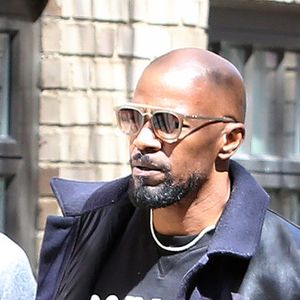 Faisant fi des nombreuses rumeurs concernant leur rupture, Katie Holmes et Jamie Foxx se promènent main dans la main et se sourient amoureusement dans les rues ensoleillées de New York. Katie porte une marinière blanche et bleue, un pantalon de jogging oversize gris, de larges lunettes de soleil, une casquette, un sac banane et une paire de baskets All Stars Adidas. Jamie porte un sweatshirt noir Dsquared2, un pantalon noir, une paire de baskets blanches, une longue veste bi-matière bleue marine et noire, une large montre dorée et une fine chaine en or ainsi que des lunettes de soleil. New York, le 16 avril 2019.