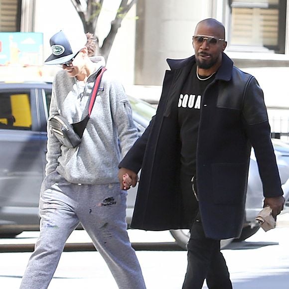 Faisant fi des nombreuses rumeurs concernant leur rupture, Katie Holmes et Jamie Foxx se promènent main dans la main et se sourient amoureusement dans les rues ensoleillées de New York. Katie porte une marinière blanche et bleue, un pantalon de jogging oversize gris, de larges lunettes de soleil, une casquette, un sac banane et une paire de baskets All Stars Adidas. Jamie porte un sweatshirt noir Dsquared2, un pantalon noir, une paire de baskets blanches, une longue veste bi-matière bleue marine et noire, une large montre dorée et une fine chaine en or ainsi que des lunettes de soleil. New York, le 16 avril 2019.