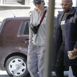 Faisant fi des nombreuses rumeurs concernant leur rupture, Katie Holmes et Jamie Foxx se promènent main dans la main et se sourient amoureusement dans les rues ensoleillées de New York. Katie porte une marinière blanche et bleue, un pantalon de jogging oversize gris, de larges lunettes de soleil, une casquette, un sac banane et une paire de baskets All Stars Adidas. Jamie porte un sweatshirt noir Dsquared2, un pantalon noir, une paire de baskets blanches, une longue veste bi-matière bleue marine et noire, une large montre dorée et une fine chaine en or ainsi que des lunettes de soleil. New York, le 16 avril 2019.