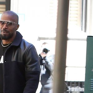 Faisant fi des nombreuses rumeurs concernant leur rupture, Katie Holmes et Jamie Foxx se promènent main dans la main et se sourient amoureusement dans les rues ensoleillées de New York. Katie porte une marinière blanche et bleue, un pantalon de jogging oversize gris, de larges lunettes de soleil, une casquette, un sac banane et une paire de baskets All Stars Adidas. Jamie porte un sweatshirt noir Dsquared2, un pantalon noir, une paire de baskets blanches, une longue veste bi-matière bleue marine et noire, une large montre dorée et une fine chaine en or ainsi que des lunettes de soleil. New York, le 16 avril 2019.