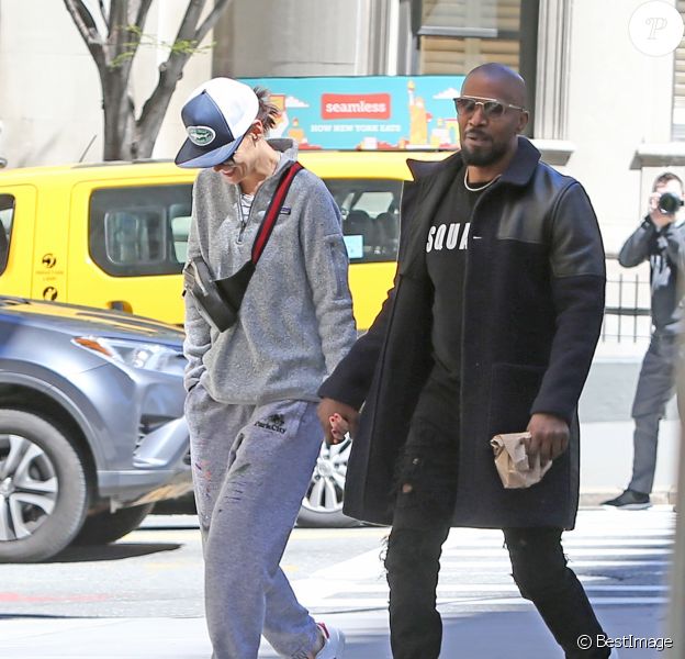 Faisant fi des nombreuses rumeurs concernant leur rupture, Katie Holmes et Jamie Foxx se promènent main dans la main et se sourient amoureusement dans les rues ensoleillées de New York. Katie porte une marinière blanche et bleue, un pantalon de jogging oversize gris, de larges lunettes de soleil, une casquette, un sac banane et une paire de baskets All Stars Adidas. Jamie porte un sweatshirt noir Dsquared2, un pantalon noir, une paire de baskets blanches, une longue veste bi-matière bleue marine et noire, une large montre dorée et une fine chaine en or ainsi que des lunettes de soleil. New York, le 16 avril 2019.