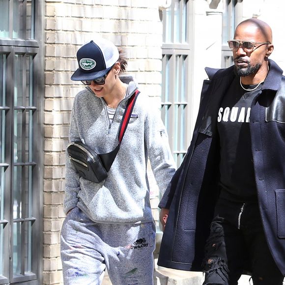 Faisant fi des nombreuses rumeurs concernant leur rupture, Katie Holmes et Jamie Foxx se promènent main dans la main et se sourient amoureusement dans les rues ensoleillées de New York. Katie porte une marinière blanche et bleue, un pantalon de jogging oversize gris, de larges lunettes de soleil, une casquette, un sac banane et une paire de baskets All Stars Adidas. Jamie porte un sweatshirt noir Dsquared2, un pantalon noir, une paire de baskets blanches, une longue veste bi-matière bleue marine et noire, une large montre dorée et une fine chaine en or ainsi que des lunettes de soleil. New York, le 16 avril 2019.