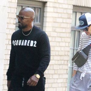 Faisant fi des nombreuses rumeurs concernant leur rupture, Katie Holmes et Jamie Foxx se promènent main dans la main et se sourient amoureusement dans les rues ensoleillées de New York. Katie porte une marinière blanche et bleue, un pantalon de jogging oversize gris, de larges lunettes de soleil, une casquette, un sac banane et une paire de baskets All Stars Adidas. Jamie porte un sweatshirt noir Dsquared2, un pantalon noir, une paire de baskets blanches, une longue veste bi-matière bleue marine et noire, une large montre dorée et une fine chaine en or ainsi que des lunettes de soleil. New York, le 16 avril 2019.