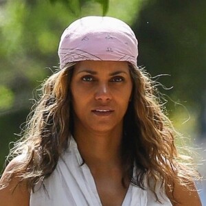 Exclusif - Halle Berry se promène avec son fils Maceo dans les rues de Los Angeles le 9 avril 2019.