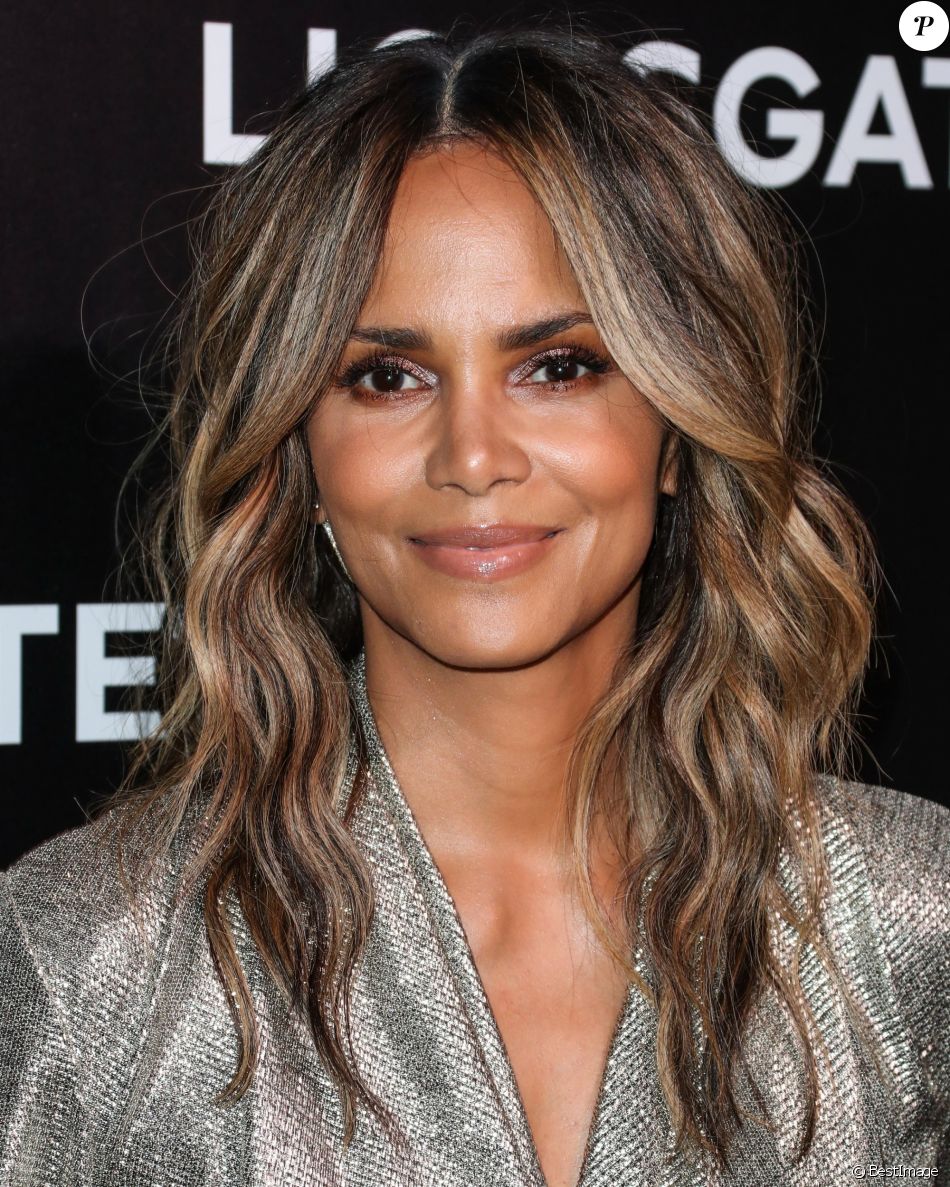 https://static1.purepeople.com/articles/1/33/28/61/@/4730375-halle-berry-a-la-projection-de-long-shot-950x0-2.jpg