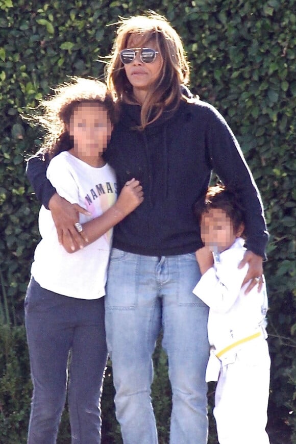 Halle Berry est allée faire du shopping avec ses enfants Nahla et Maceo (habillé en judoka) à Beverly Hills, Los Angeles, le 2 décembre 2018.