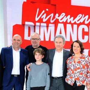 Exclusif - Suzana Sabino et son mari Philippe Croizon, Olivier Baroux, Leopold Moati, Michel Drucker, Anne Roumanoff, Vincent Niclo et Olivier De Benoist - Enregistrement de l'émission "Vivement Dimanche" présentée par M. Drucker à Paris le 8 avril 2019 et qui sera diffusée le 14 avril. © Guillaume Gaffiot/Bestimage