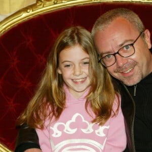 Olivier Baroux et sa fille Enya Baroux lors de la première du spectacle musical ''Autant en emporte le vent'' à Paris, le 8 octobre 2003.
