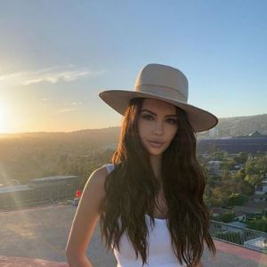 Nabilla pose au Sofitel de Beverly Hills, à Los Angeles, le 19 avril 2019