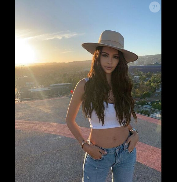 Nabilla pose au Sofitel de Beverly Hills, à Los Angeles, le 19 avril 2019
