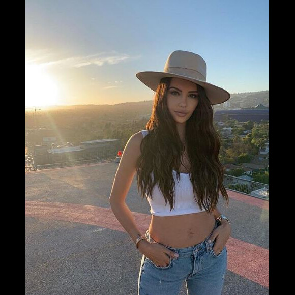 Nabilla pose au Sofitel de Beverly Hills, à Los Angeles, le 19 avril 2019