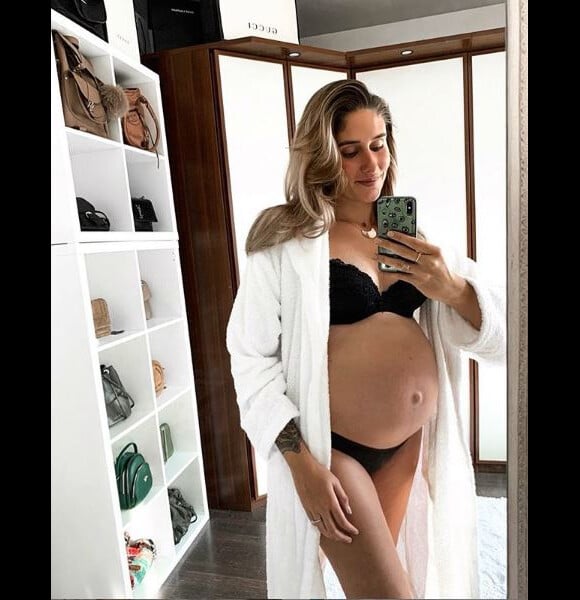 Jesta, enceinte, prend la pose sur Instagram. Avril 2019