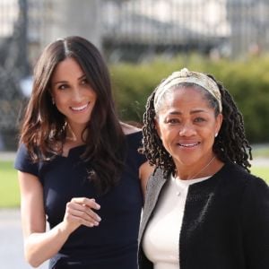 Meghan Markle et sa mère Doria Ragland arrivent à l'hôtel Cliveden House près de Windsor à la veille du Mariage du prince Harry et de Meghan Markle à Taplow le 18 mai 2018.