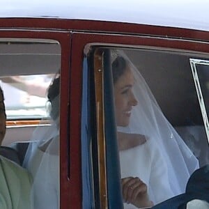 Meghan Markle, duchesse de Sussex arrive à la chapelle St. George au château de Windsor à bord d'une Rolls Royce avec sa mère Doria Ragland à ses côtés - Mariage du prince Harry et de Meghan Markle au château de Windsor le 19 mai 2018.