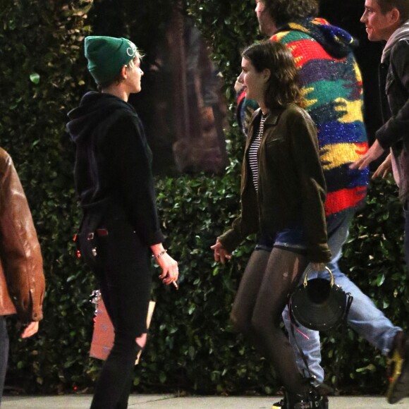 Exclusif - Kristen Stewart et Emma Roberts dansent dans la rue après un dîner avec des amis au restaurant "El Compadre" à Los Angeles, le 20 avril 2019.