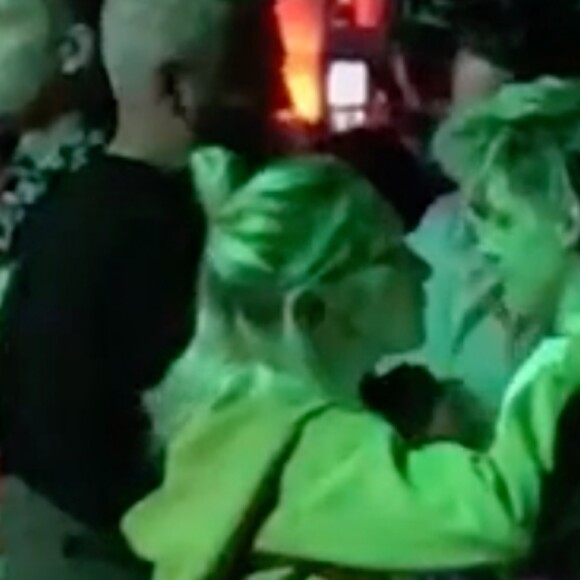 Exclusif - Kristen Stewart et sa compagne Sarah Dinkin s'embrassent langoureusement et dansent au festival Coachella pendant le concert de The 1975. Indio, le 13 avril 2019.