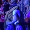 Exclusif - Kristen Stewart et sa compagne Sarah Dinkin s'embrassent langoureusement et dansent au festival Coachella pendant le concert de The 1975. Indio, le 13 avril 2019.